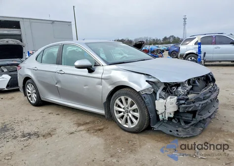 2020 Toyota Camry Le z USA, uszkodzony, nr VIN 4T1C11AKXLU874445